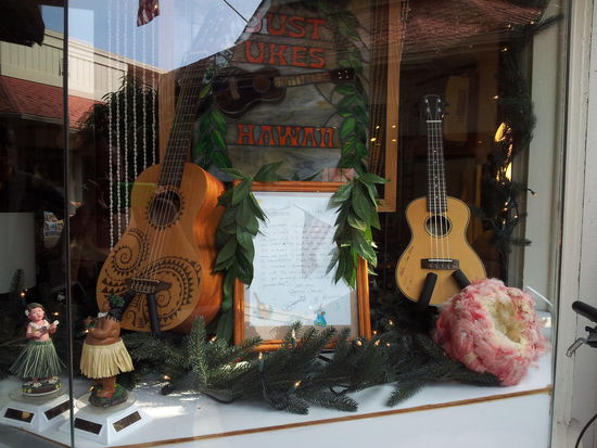 Ukulele, ursprünglich aus Portugal stammend. In Hawaii angekommen bekam sie den Namen "Ukulele" ("hüpfender Floh"). Wohl aufgrund dessen, dass es beim Spielen ein bisschen so aussieht, als würden die Hände wie Flöhe über die Saiten hüpfen.