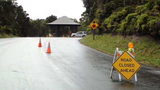 Da während unseres Auenthaltes auf Big Island keine Ende des Shutdowns in Sicht ist, müssen wir nun den Vulkan und sein Treiben außerhalb des Parks entdecken. 
Uns blieb nur ein Blick auf die verschlossenen Tore.
