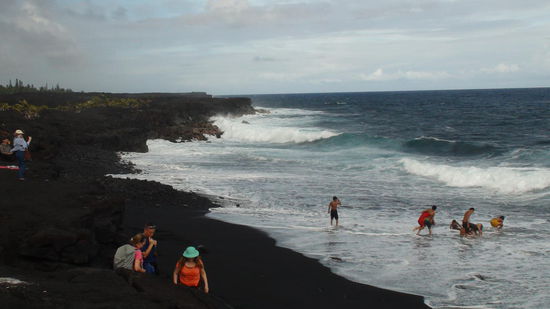 Am schwarzen Sandstrand von Kaimu herrscht wieder Leben.