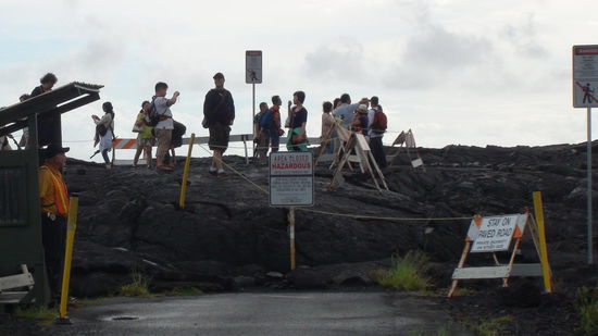 Erst 2011 war in Kalapana erneut ein Lavastrom unterwegs und zerstörte diese Durchfahrtsstrasse. 
Die jetzt natürlich eine Lava View für uns Touristen ist. Leider ist momentan auch hier kein Lavafluss sichtbar, nur unzählige Touristen.