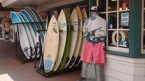 Auf Hawaii dreht sich eben alles ums Surfen Da bleibt auch der Duke nicht verschont.