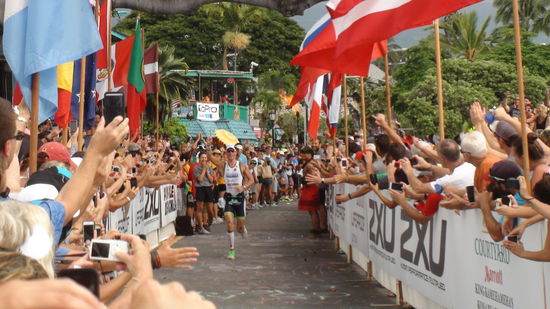 Hier kommt der Sieger. Frederik Van Lierde aus Belgien gewinnt in 8:12:29 den IRONMAN 2013.