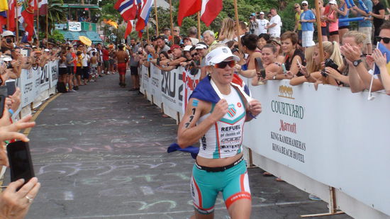 in neuer Rekordzeit von 8:52:14. Sie ließ sogar ihrern Lebensgefährten hinter sich..
