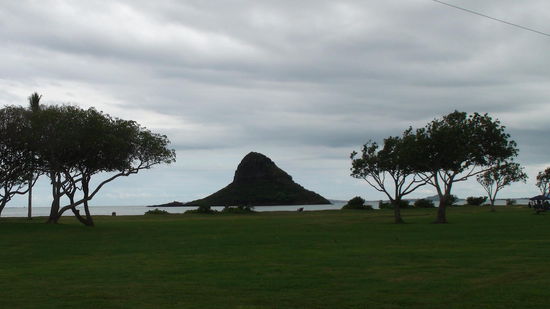 Eine der bekanntesten kleinen Inseln Oahus ist Mokolii (auch Chinaman's Hat genannt).