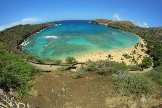 Hanauma Bay ist ein erloschener, versunkener Vulkankrater und ist seit 1967 ein National Park. Das dortige Korallenriff bietet für Taucher und Schnorchler einen traumhaften Einblick in die Unterwasserwelt.
Hier wurden 1961 auch Ausschnitte des Elvis Presley-Films "Blue Hawaii" gedreht.