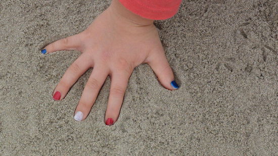 Helena ist für die USA top vorbereitet. Fingernägel in den Landesfarben.