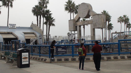 Muscle Beach, ein Trainingsgelände für Bodybuilder unter freiem Himmel. Hier hielt sich einst auch Arnold Schwarzenegger fit.