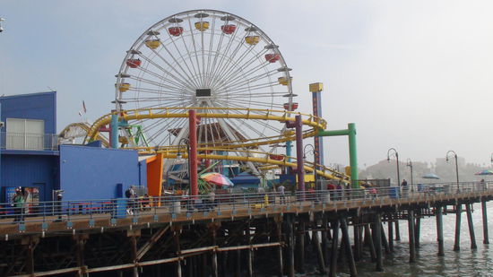 Auf einem Teil des Piers herrscht Rummelplatzstimmung.