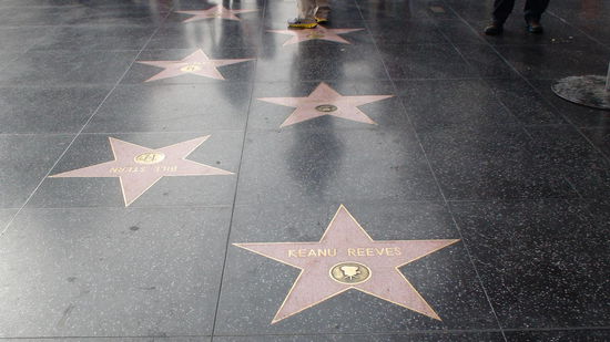 Hier wurden auf einer Länge von gut einer Meile Messingsterne mit den Namen der Grossen des Showgeschäfts eingelassen.