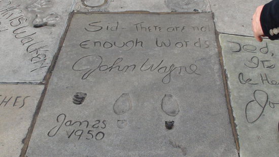 Einer der Allergrößten, John Wayne´s Fuß- und Faustabdruck.