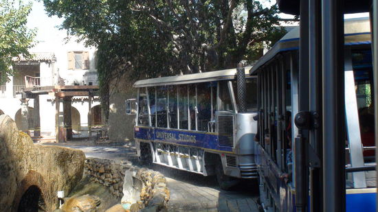 Mit dem Tour-Bus geht es auf Entdeckungsreise zu den Film- und Fernsehkulissen.