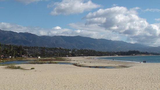 Santa Barbaras erinnert ein wenig an eine europäische Mittelmeerküste, doch in Wirklichkeit liegt Santa Barbara am Pazifik, nördlich der Metropole Los Angeles.