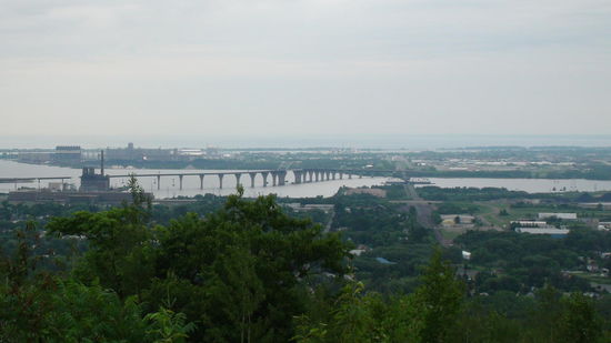 Blick auf Duluth und Lake Superior. Die Brücke verbindet die Städte Duluth und Superior miteinander