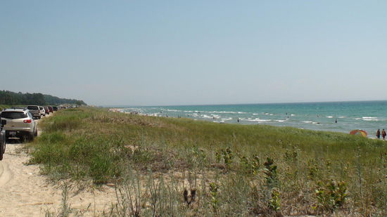 Hier am Lake Michigan ist deutlich mehr los. Sandstrand soweit das Auge reicht.