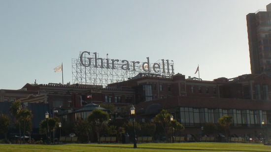 Chocolate and Mustard Building der Ghirardelli Chocolate Company. Seit 1998 eine Tochtergesellschaft von Lindt &amp; Sprüngli aus der Schweiz.
