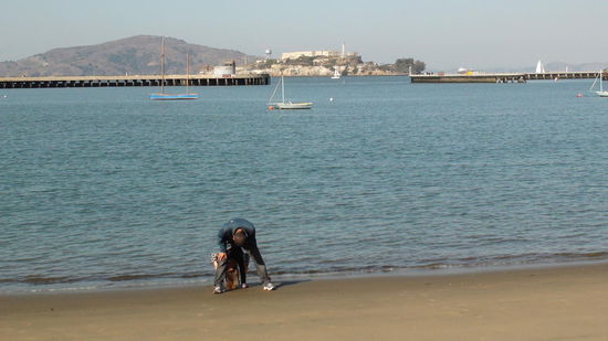 Heli und Mathias beim Quatschmachen am Strand unterhalb des Ghirardelli.