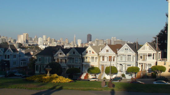 die gewaltige Skyline des Financial District im Hintergrund
