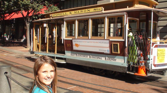Auf einer Fahrt mit den berühmten Cabel Cars erlebt man, wie hügelig es im Nordosten San Franciscos ist.