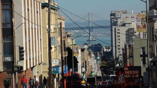 Bay-Bridge. Sie verbindet San Francisco mit der sogenannten Bay-Area und seinen Städten Oakland und Berkeley. In Berkeley befindet sich auch eine Elite Uni mit bedeutendem Zentrum für Kernphysik.
