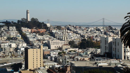 Auf dem steilen Telegraph Hill steht der 60 Meter hohen Coit Tower. Benannt wurde der Turm nach der Millionärin Lillie Hitchcock Coit, einer großen Verehrerin der tapferen Feuerwehrleute von San Francisco und der ersten freiwilligen Feuerwehrsfrau. Ein Denkmal zu Ehren der Feuerwehrmänner.