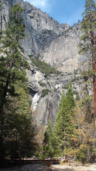 Yosemites Lower und Upper Falls mit sehr wenig Wasser (es tröpfelt nur ). Im Herbst führt der Yosemite Creek meist wenig bis gar kein Wasser, so dass die Fälle trocken bleiben.