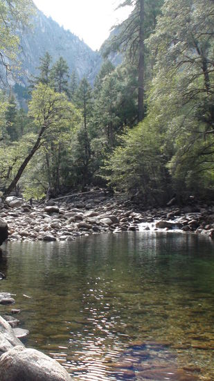 glasklares Wasser des Merced River