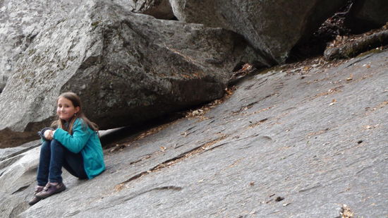 Granitplatten für kurze Pausen entlang des Weges zur Vernal Falls Bridge
