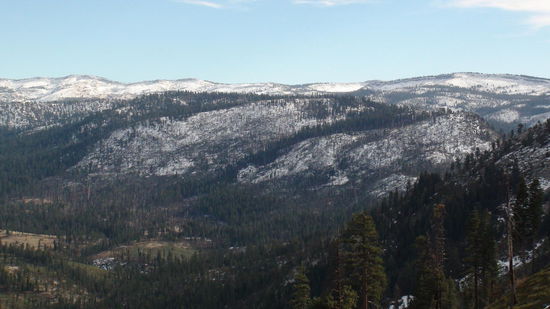 Teile der Berggipfel sind schon mit Schnee gezuckert