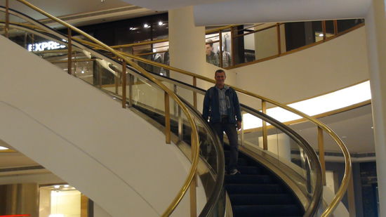 Eine der wenigen runden Rolltreppen weltweit, im Shopping Center in der Marketstreet.