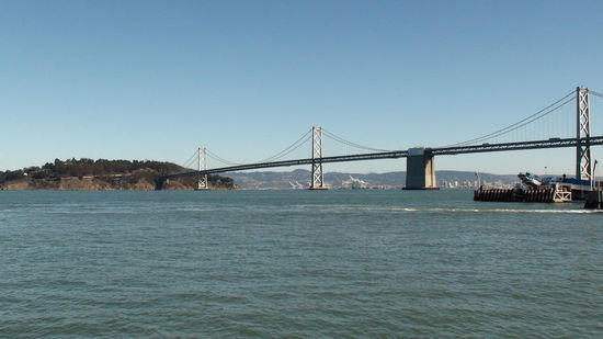 Die San Francisco-Oakland-Bay Bridge ist nicht nur sechs Monate älter, sie ist auch deutlich länger als die berühmtere Golden Gate Bridge. 
Der Verkehr wird auf zwei Ebenen geleitet; das obere Deck führt Richtung San Francisco, das untere Richtung Oakland.