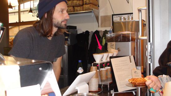 Hier wird Kaffee, wie in alten Zeiten, ganz frisch aufgebrüht (siehe Pfeil).