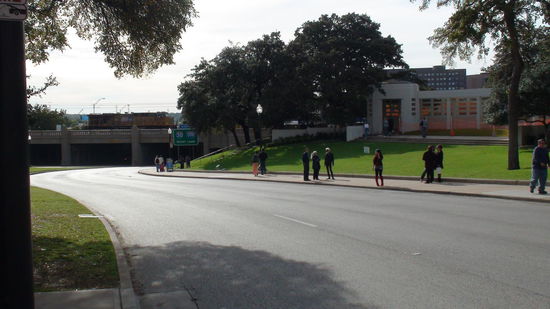 Auf dieser Straße geschah das UNFASSBARE. Eine Gedenktafel und ein Kreuz erinnern an die Stelle an der JFK starb.