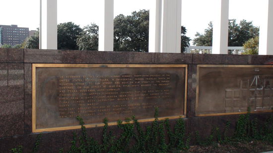 Dealey Plaza mit Gedenktafel