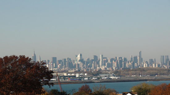 Blick auf die Skyline Manhattans mit dem LaGuardia Airport im Vordergrund