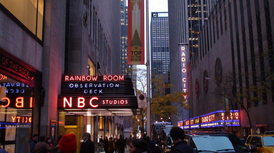 NBC und die Radio City Music Hall, in der Konzerte berühmter Sänger veranstaltet werden. Bis zu 6.000 Zuschauer finden hier Platz.