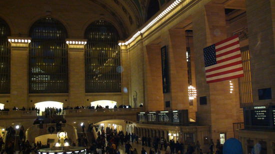 Das Grand Central Terminal. Ein Etagenbahnhof mitten in Manhatten, der größte Bahnhof der Welt bezogen auf die Gleisanzahl - er verfügt über 44 Bahnsteige, an denen 67 Gleise enden.