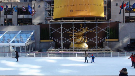 Die berühmte Eislaufbahn mit der Prometheus-Statue, dahinter erleuchtet in der Adventszeit der größte Weihnachtsbaum der USA (bis zu 27 m hoch und 10 m breit).