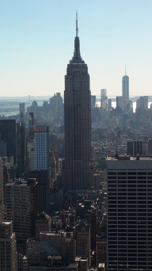 Das Empire State Building gehört zu den bekanntesten Wahrzeichen der Stadt und jeder hat schon von diesem Wolkenkratzer gehört. Mit einer Höhe von 443 m gehört es zu den höchsten Gebäuden der Welt.