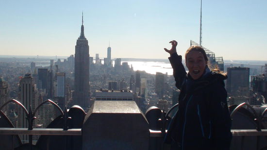 Da oben auf dem Empire State Building war auch schon King Kong.
Seit 1978 findet alljährlich ein Wettrennen von der Lobby die Treppen hinauf bis zur Aussichtsplattform im 86. Stock statt. Hierbei werden 320 Höhenmeter und sage und schreibe 1.576 Treppenstufen überwunden! Aktueller Rekordhalter ist ein Australier: er meisterte die Distanz in nur 9:33 Minuten.