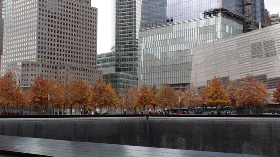 Das nördliche Becken mit dem bereits fertiggestellten World Trade Center 1 im Hintergrund.