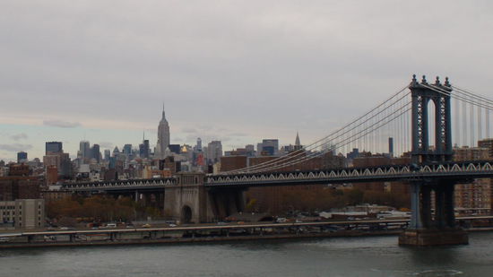 Manhatten Bridge mit dem Empire State Building dahinter