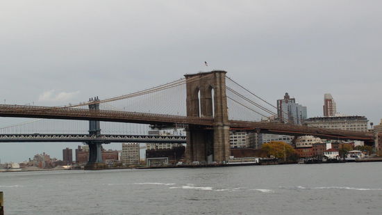 Brooklyn Bridge und Manhatten Bridge führen über den East River