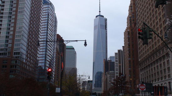 Blick auf das World Trade Center 1 von ganz im Süden Manhattans