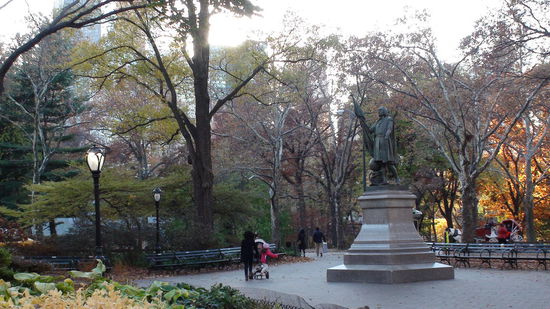 Columbus Statue, eine von zahlreichen Statuen des Parks.