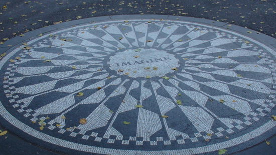 Strawberry Fields im Central Park. Hier ließ Yoko Ono zum Gedenken an John Lennon dieses Mosaik errichten. Unweit davon befindet sich das Dakota Building vor dem John Lennon am 8. Dezember 1980 einem Attentat zum Opfer fiel.