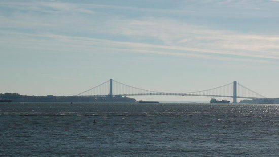 Die Verrazano Brücke - "das Tor zum Atlantik".
Die Brücke ist nach dem italienischen Seefahrer Giovanni da Verrazano benannt, der im Jahre 1525 als erster Europäer die New York Bay und den Hudson River erreichte. Sie verbindet die Stadtbezirke Staten Island und Brooklyn über die Meerenge.