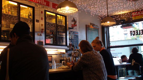 Das Cafe erinnert mich ein wenig an eine der vielen gemütlichen Kneipen Freiburgs. Hier fühle ich mich gleich wie daheim.