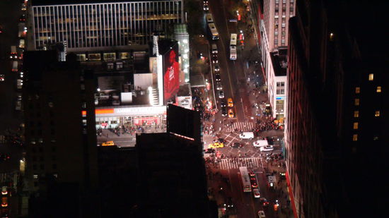 Der Times Square hell beleuchtet, Sicht aus 381 Metern Höhe