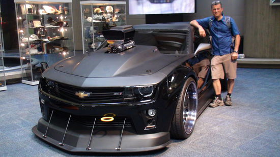 Unser neues Auto
Um den Animationstrickfilm TURBO (im Herbst 2013 auch bei uns im Kino) zu promoten, hat Chevrolet ein echtes "Turbo"-Konzept-Auto auf vier riesige Räde gestellt. Sage und schreibe 700 PS stecken in dem gewalttigen Camaro-Monster...,