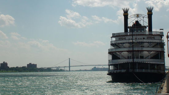 Blick auf den Detroit River. Er bildet auf seiner ganzen Länge die Grenze zwischen Kanada (Ontario) und den USA (Michigan). Über die Ambassador-Brücke gelangt man nach Windsor/Kanada.